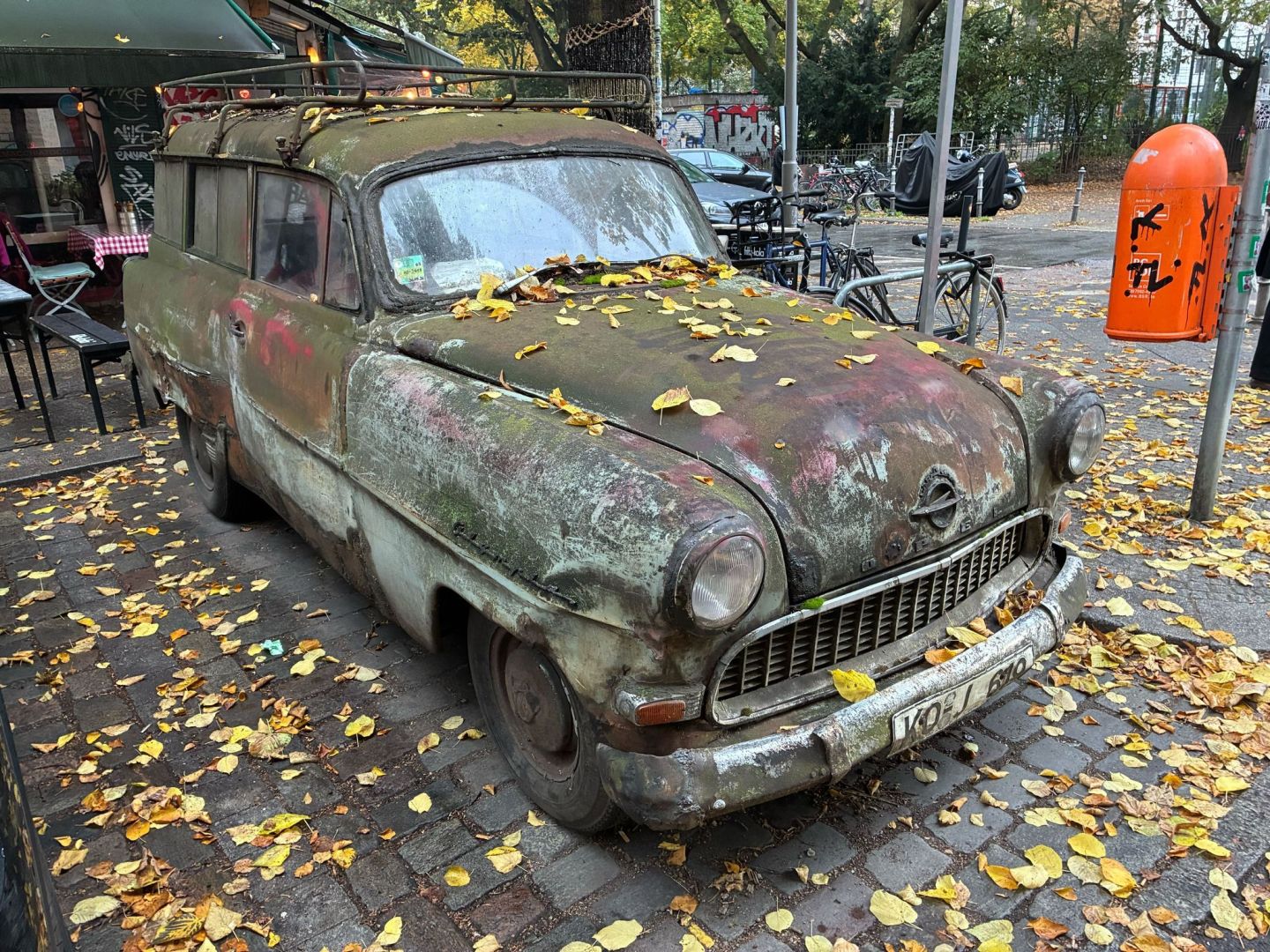 Ein alter Opel in Berlin