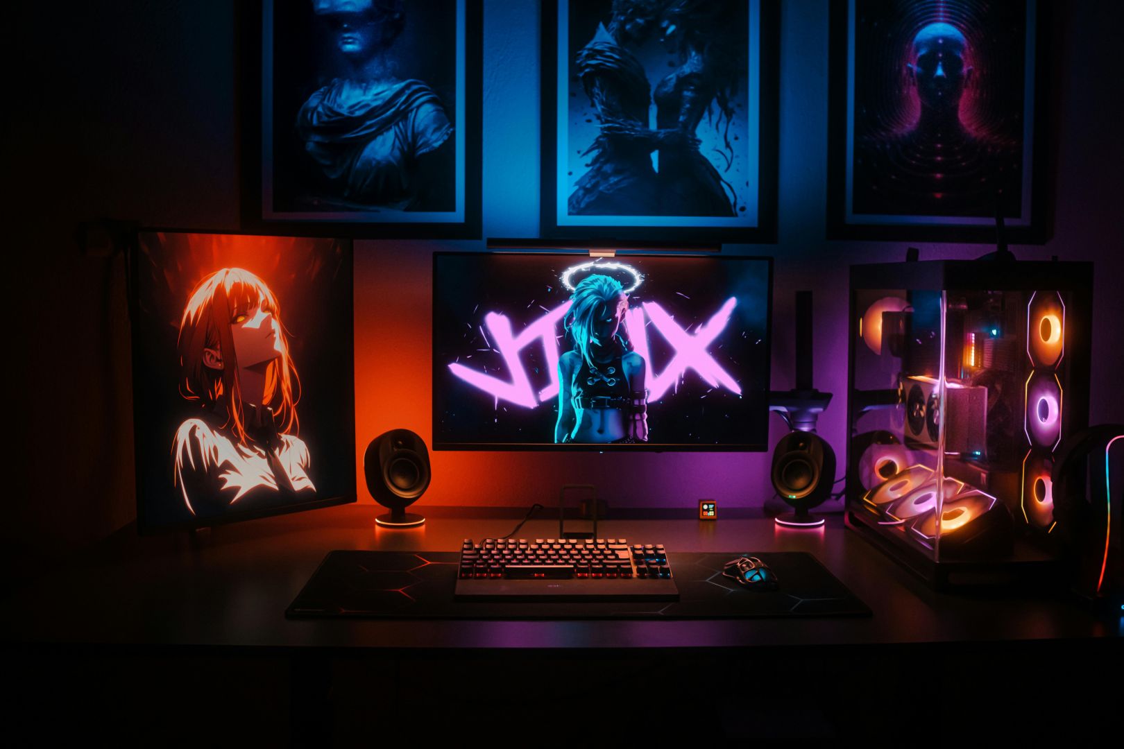 Ein dynamisches Gaming-Setup mit neonfarbenen LED-Lichtern und Anime-inspirierter Kunst, perfekt für Technikbegeisterte.