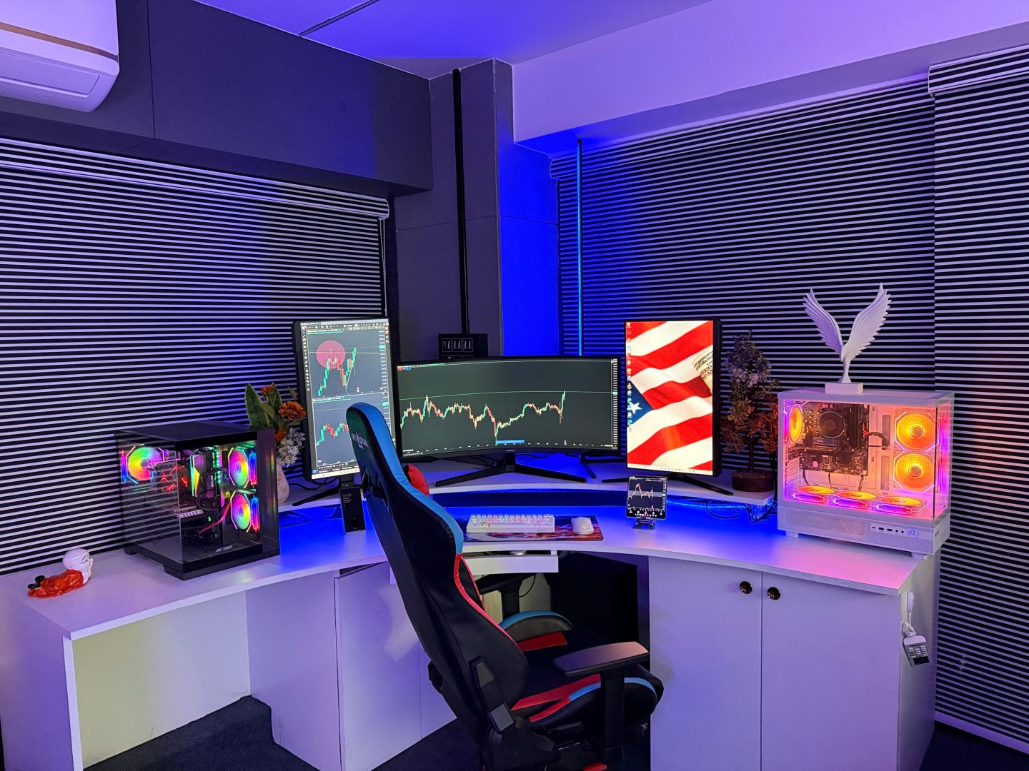 Ein Hightech-Gaming- und Aktienhandels-Setup mit RGB-Beleuchtung, drei Monitoren und Gaming-Stuhl.