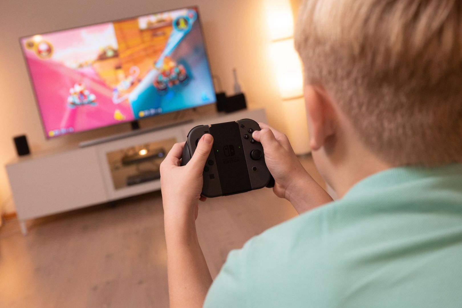 Ein Junge spielt auf einer Spielekonsole