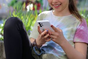 Ein Mädchen mit Smartphone