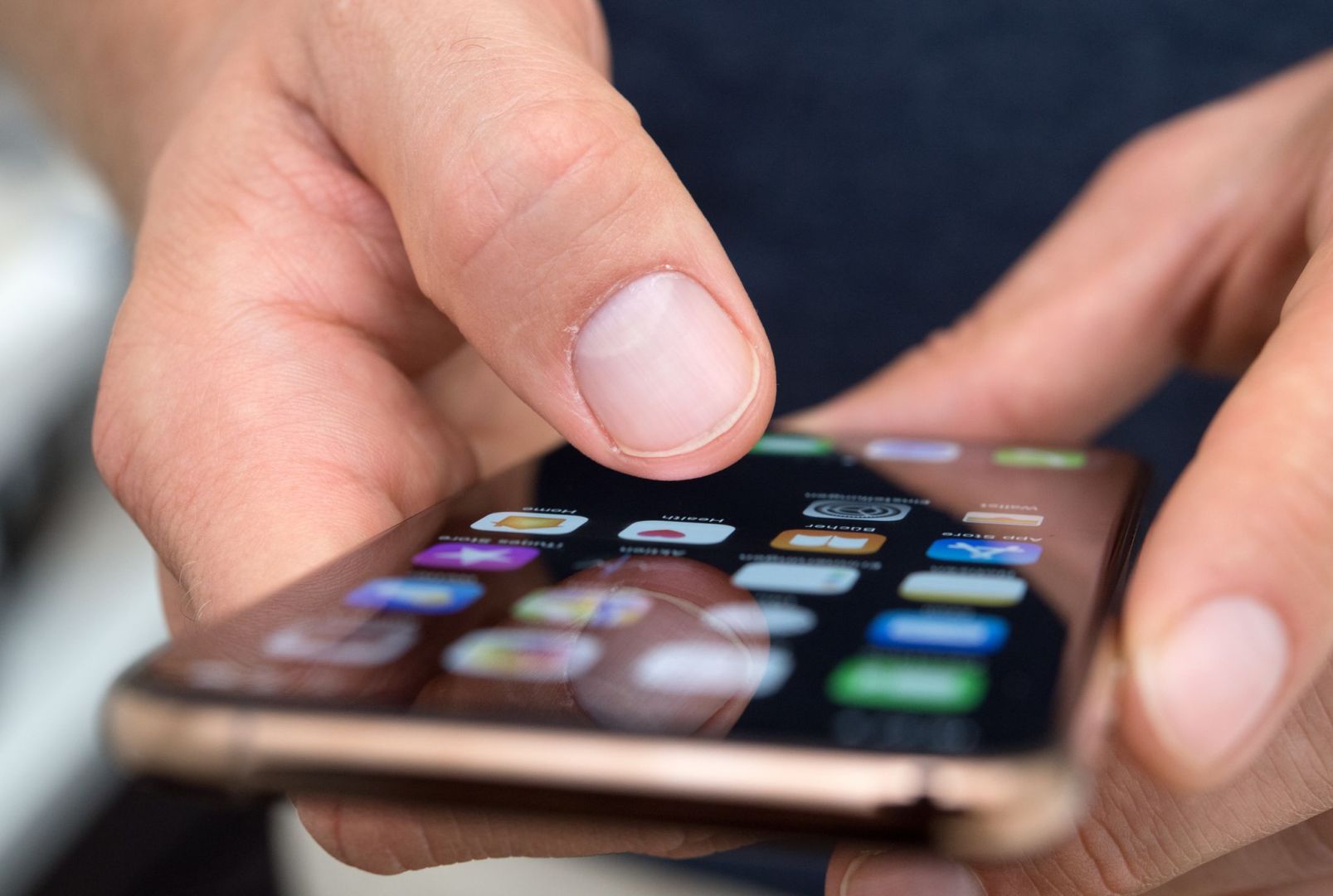 Ein Mann benutzt ein iPhone