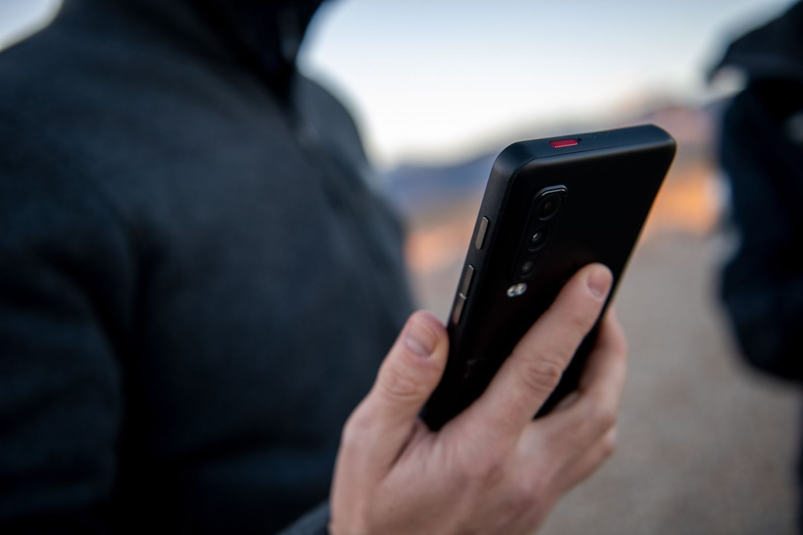 Ein Mann hält ein Smartphone in der Hand