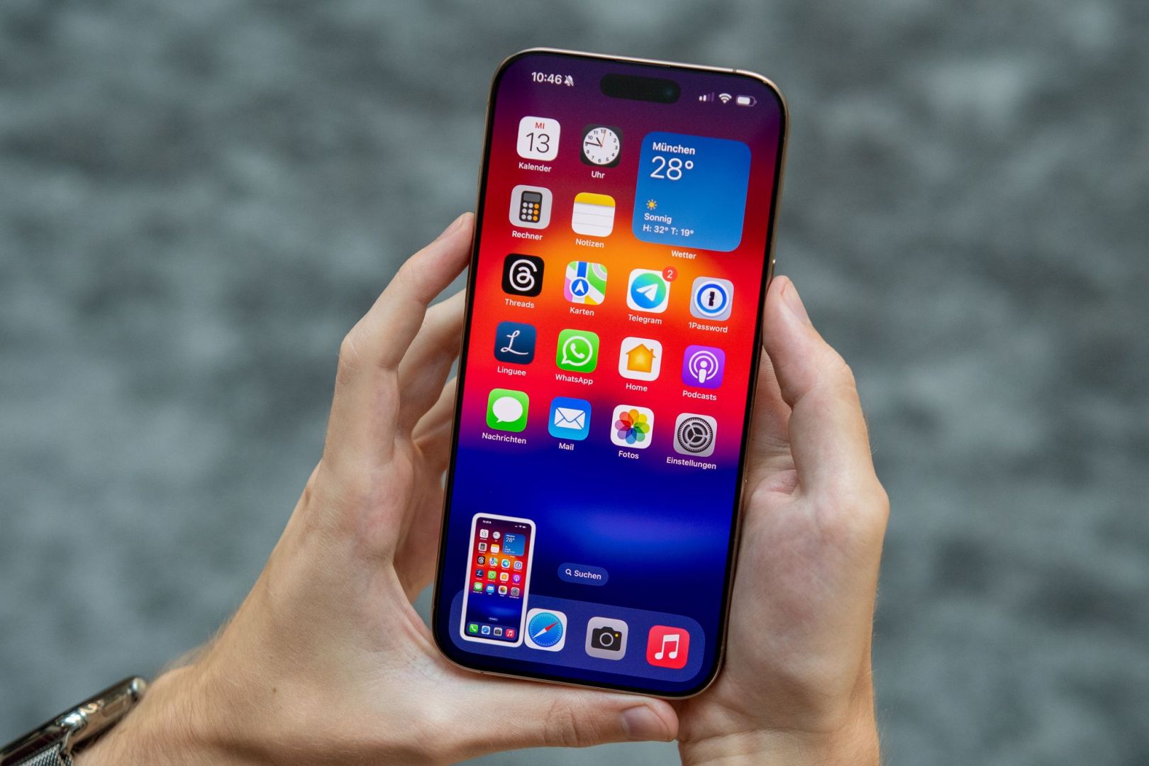 Ein Mann macht einen Screenshot auf einem Smartphone