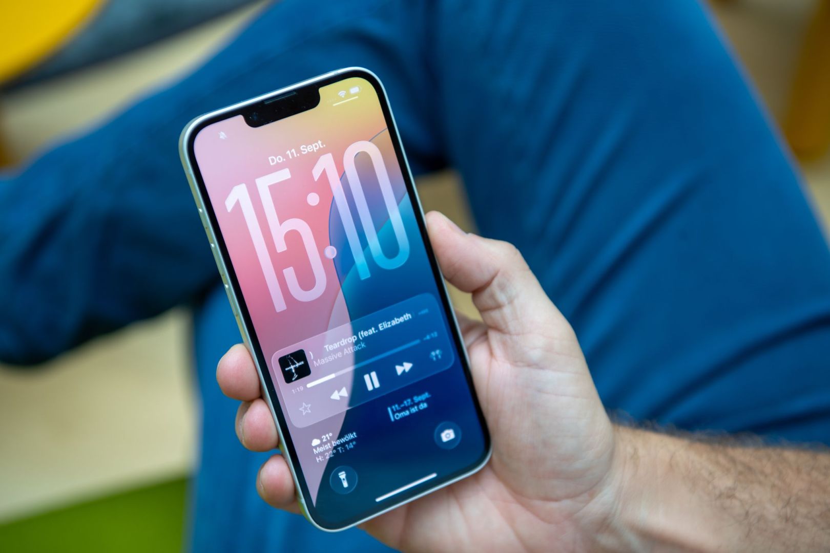 Ein Mann nutzt iOS 26 auf einem iPhone