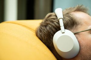 Ein Mann trägt den Sony Kopfhörer WH-1000XM6 
