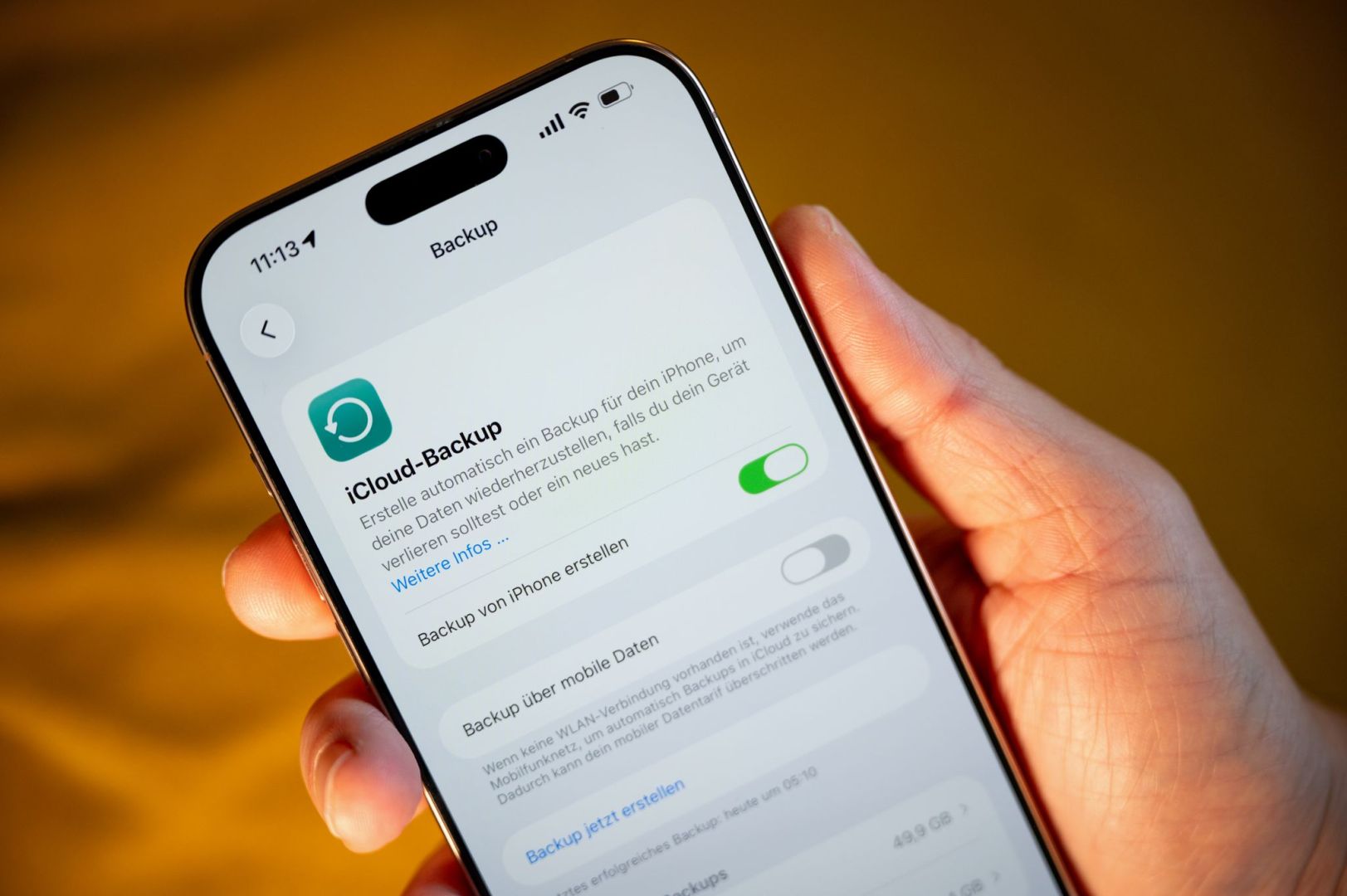Ein Mann überprüft das iCloud-Backup auf einem iPhone