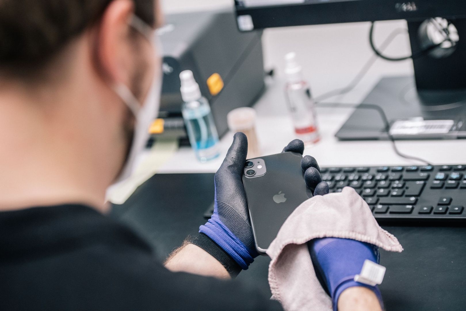 Ein Mitarbeiter überprüft ein refurbished Iphone