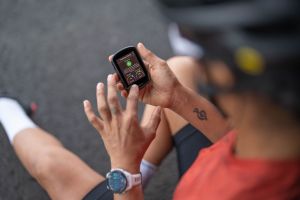 Ein Radfahrer mit einem Garmin GPS-Gerät