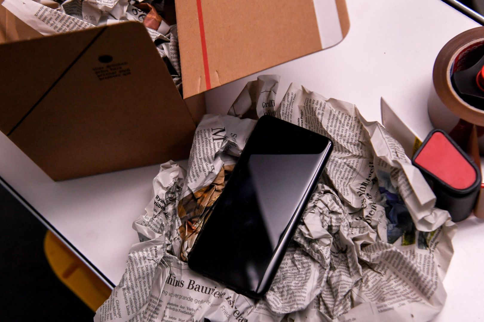 Ein Smartphone wird für den Verkauf verpackt