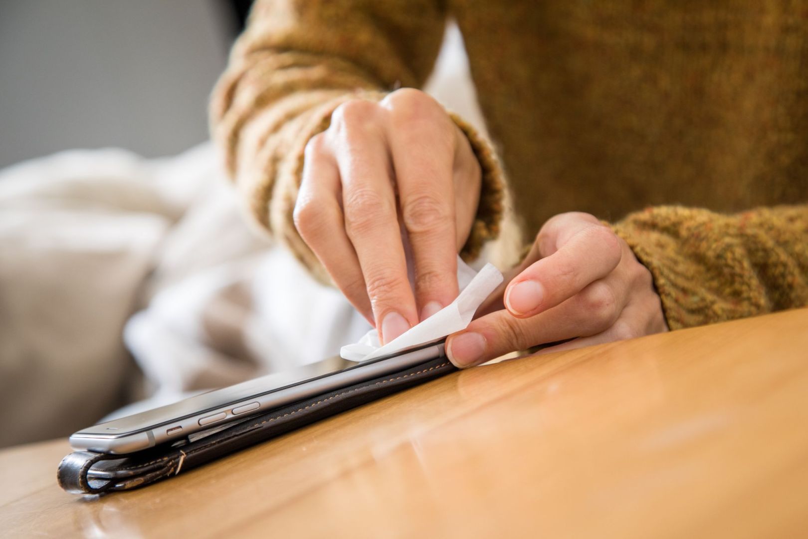 Ein Smartphone wird mit einem Tuch gereinigt