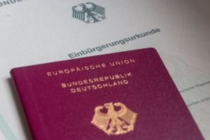 Einbürgerungsurkunde und Reisepass