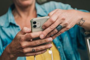 Eine Frau bedient ihr Smartphone