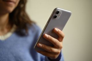 Eine Frau hält ein Smartphone in der Hand