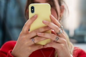Eine Frau mit Smartphone
