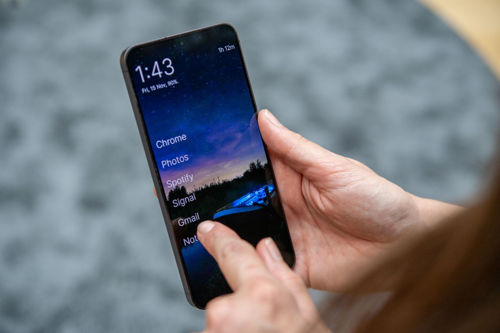 Eine Frau nutzt die App Olauncher auf einem Android-Handy