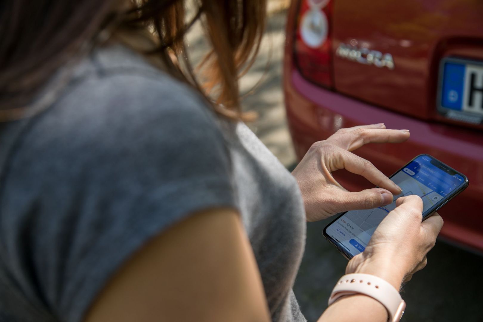 Eine Frau nutzt Google Maps