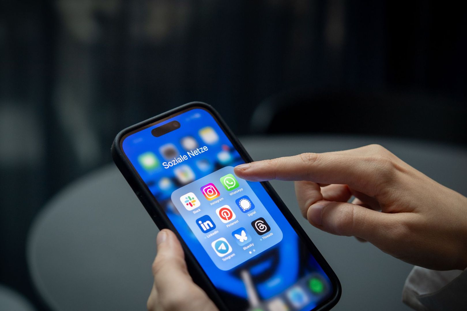 Eine Frau ruft auf einem Smartphone Soziale Medien auf