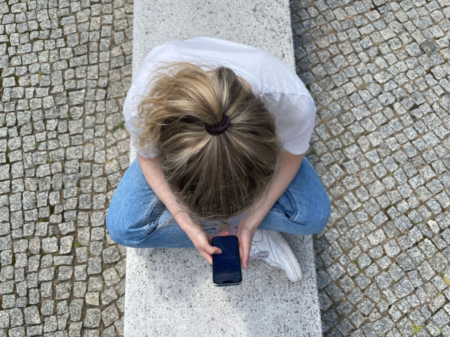 Eine Frau schaut auf ihr Smartphone