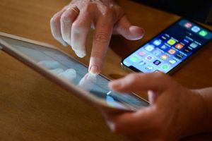 Eine Frau tippt auf einem iPad