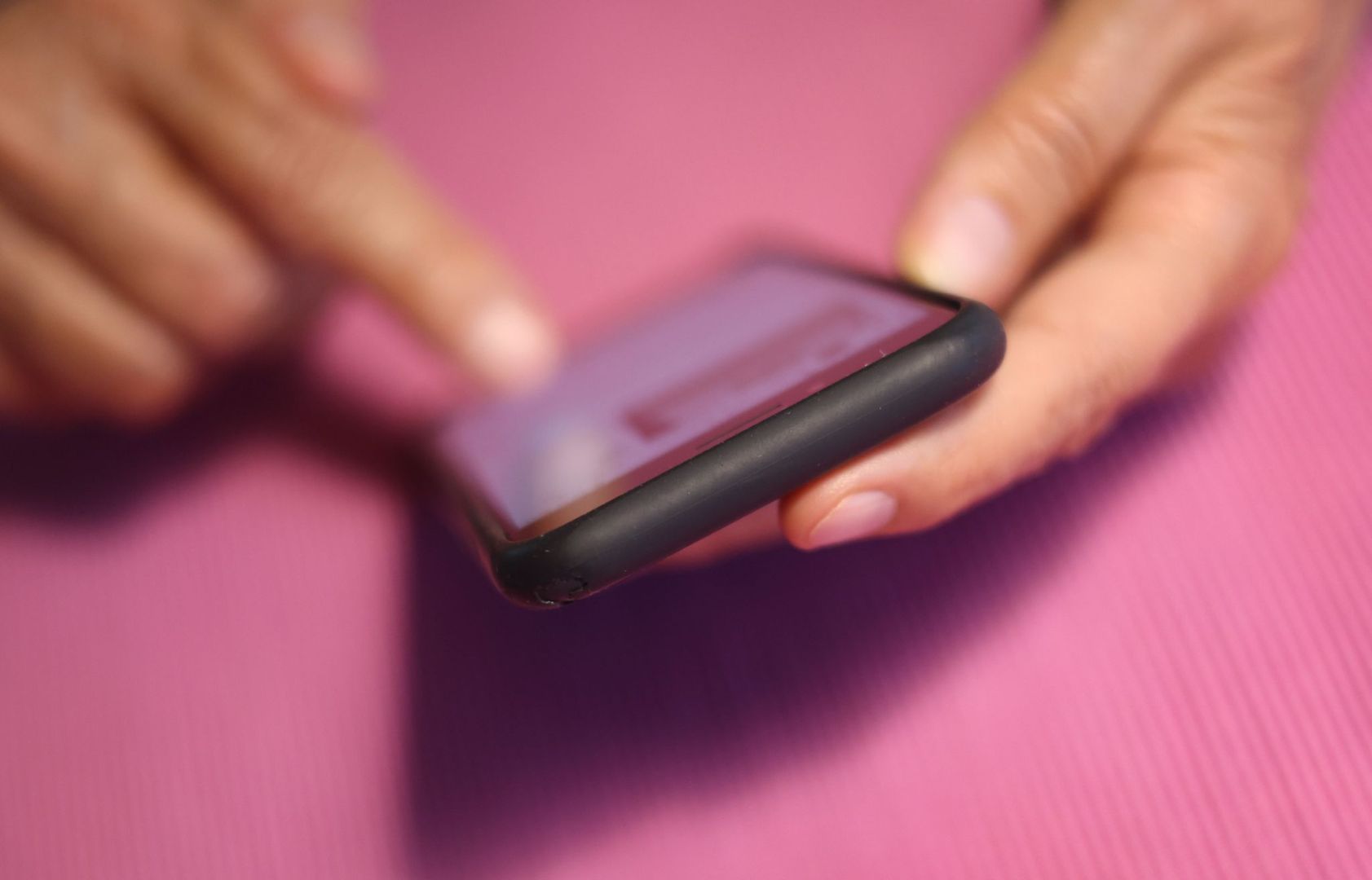 Eine Frau tippt auf einem iPhone