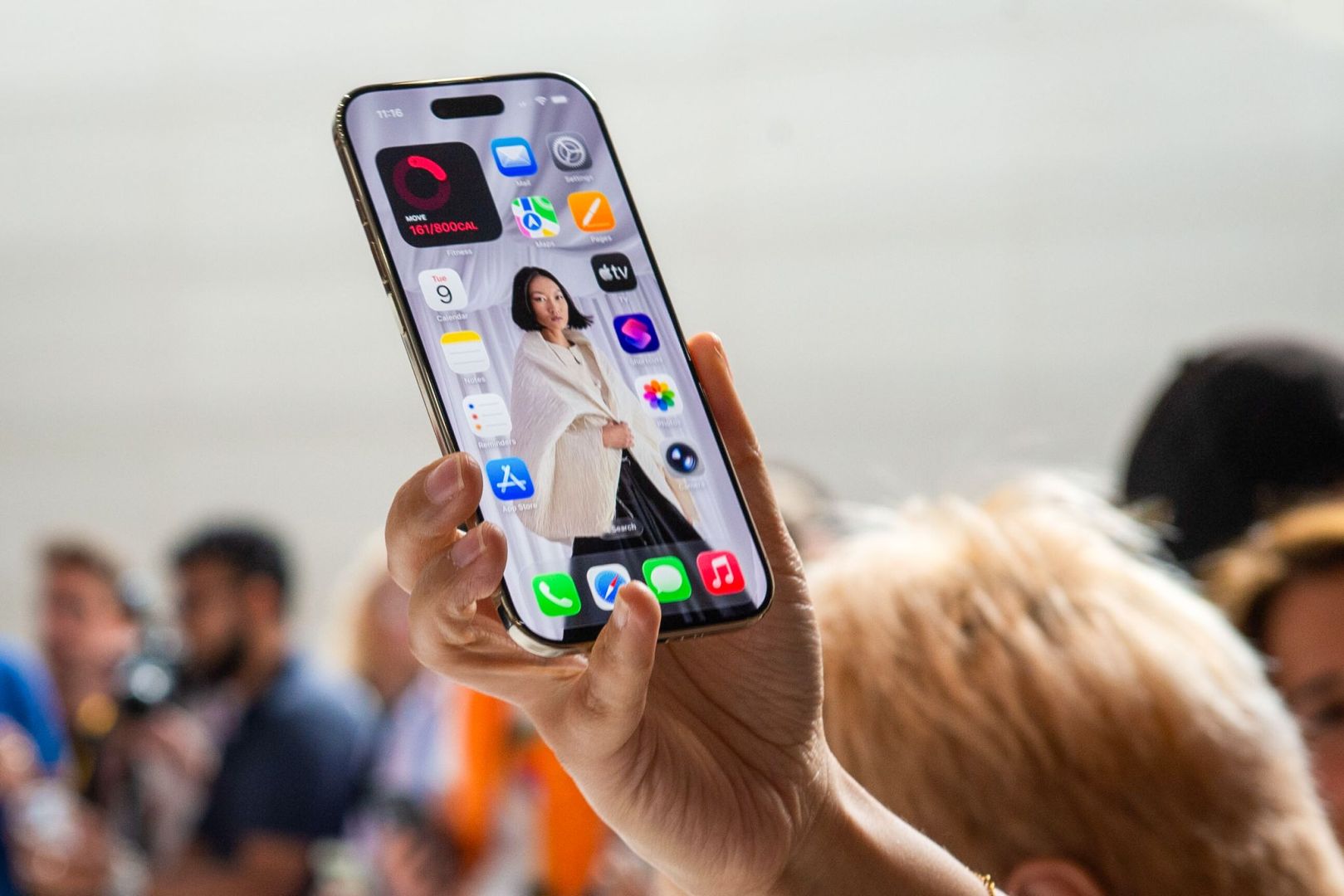 Eine Person haelt ein iPhone Air in der Hand