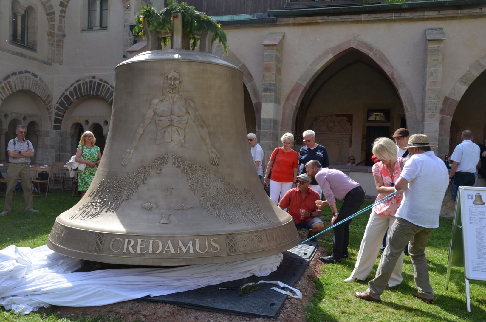 Enthüllung der CREDAMUS im Magdeburger Dom – der zweitgrößten Glocke Deutschlands