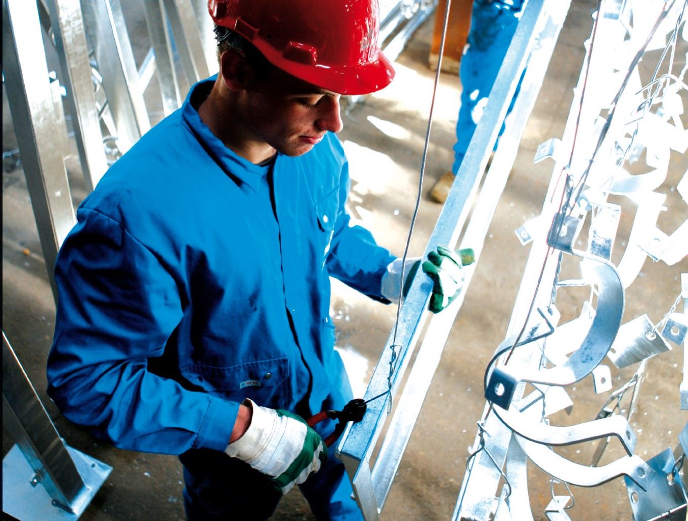 Fachkräfte sichern, Zukunft gestalten: In 12 Monaten zur Fachkraft Feuerverzinken