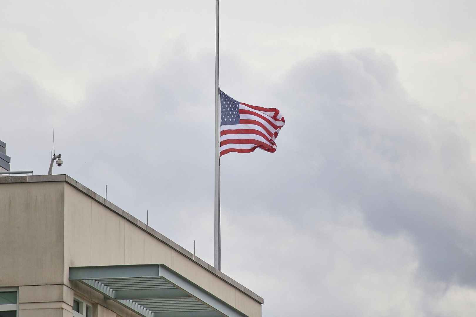 Fahne auf Halbmast an US-Botschaft am 13.09.2025