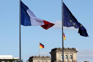 Fahnen von Deutschland, Frankreich und der EU (Archiv)