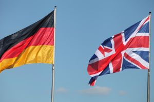 Fahnen von Deutschland und Großbritannien (Archiv)