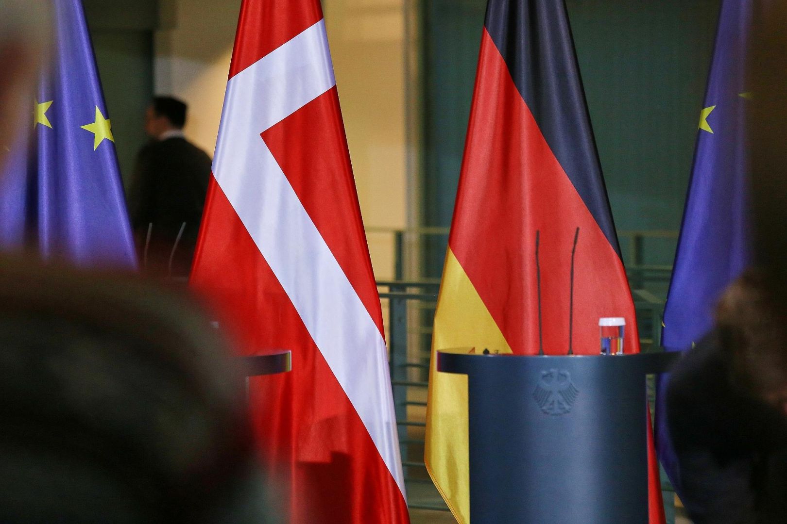 Fahnen von EU, Dänemark und Deutschland (Archiv)