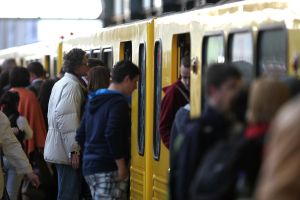 Fahrgäste am Bahnsteig einer Berliner U-Bahn