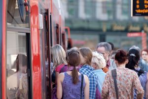 Fahrgäste in einer Straßenbahn (Archiv)