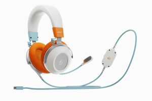 Farbenfrohe Over-Ear-Kopfhörer mit Mikrofon im orange-weißen Design mit Kabelanschluss.
