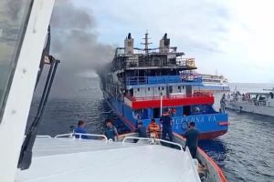 Feuer auf Fähre in Sulawesi