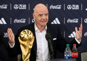 FIFA-Präsident Gianni Infantino mit WM-Pokal