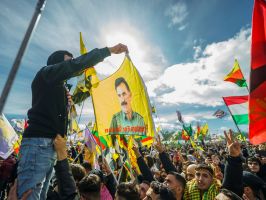 Flagge mit dem Konterfei von PKK-Anführer Abdullah Öcalan