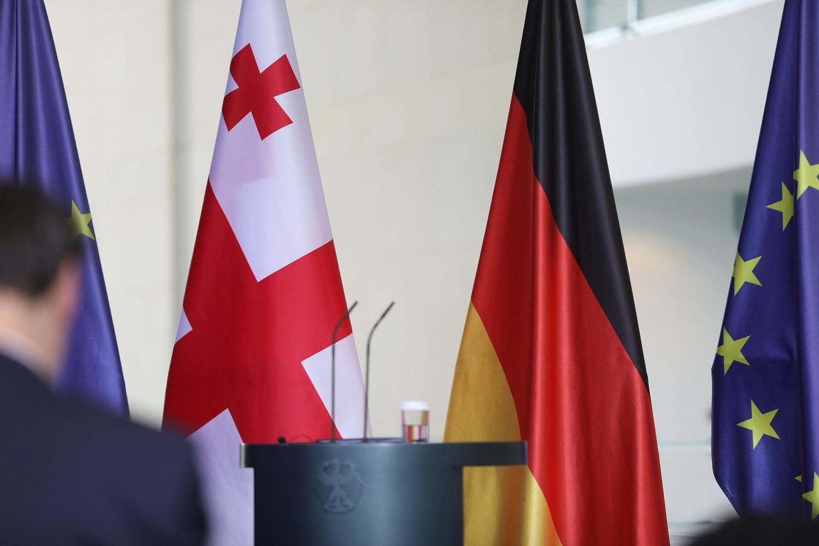 Flaggen von EU, Georgien und Deutschland (Archiv)