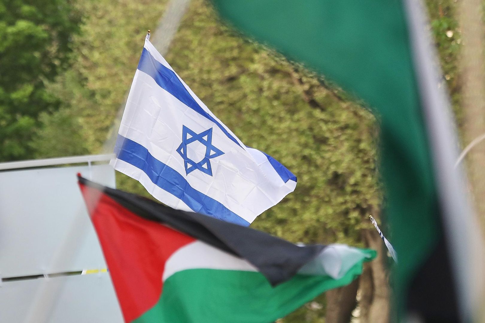 Flaggen von Israel und Palästinensern (Archiv)