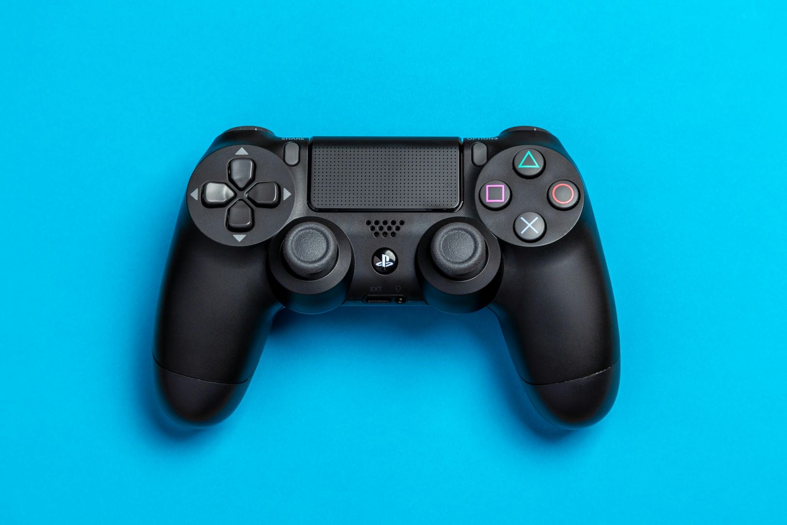 Flat Lay Foto Des Schwarzen Sony Ps4 Game Controllers Auf Blauem Hintergrund