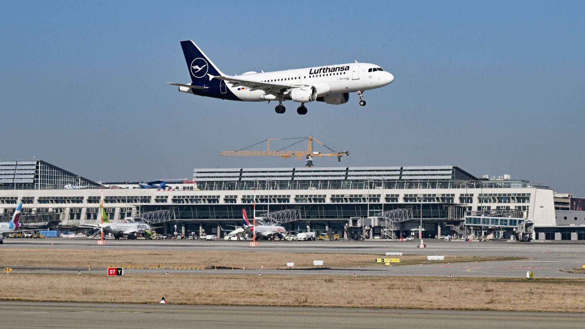 Flughafen Stuttgart - Lufthansa-Maschine