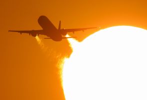 Flugzeug bei Sonnenuntergang