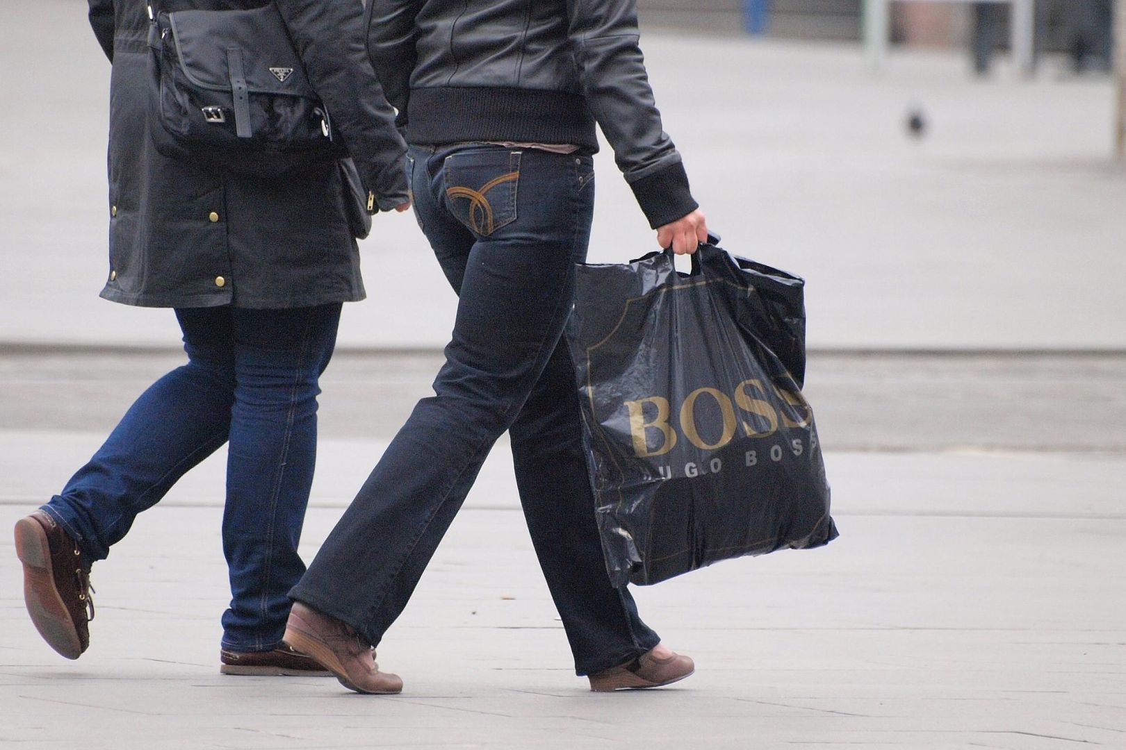 Frau mit Einkaufstasche (Archiv)