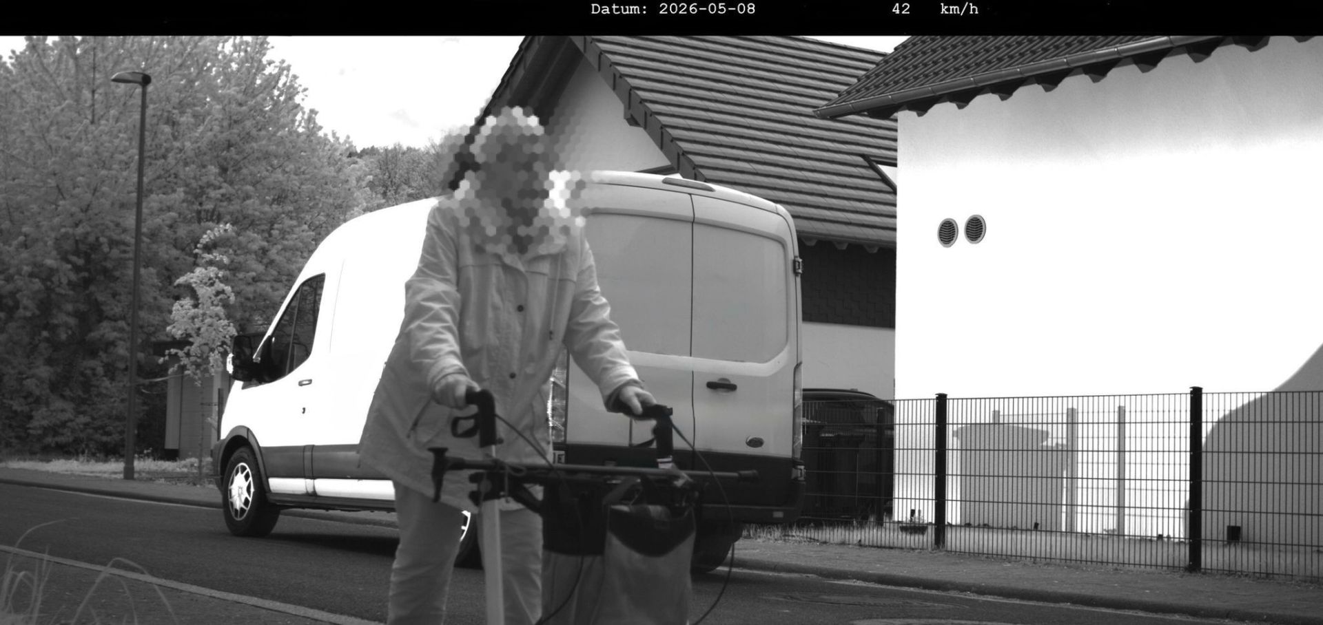 Frau mit Rollator von Polizei geblitzt