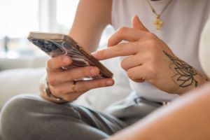 Frau mit Smartphone