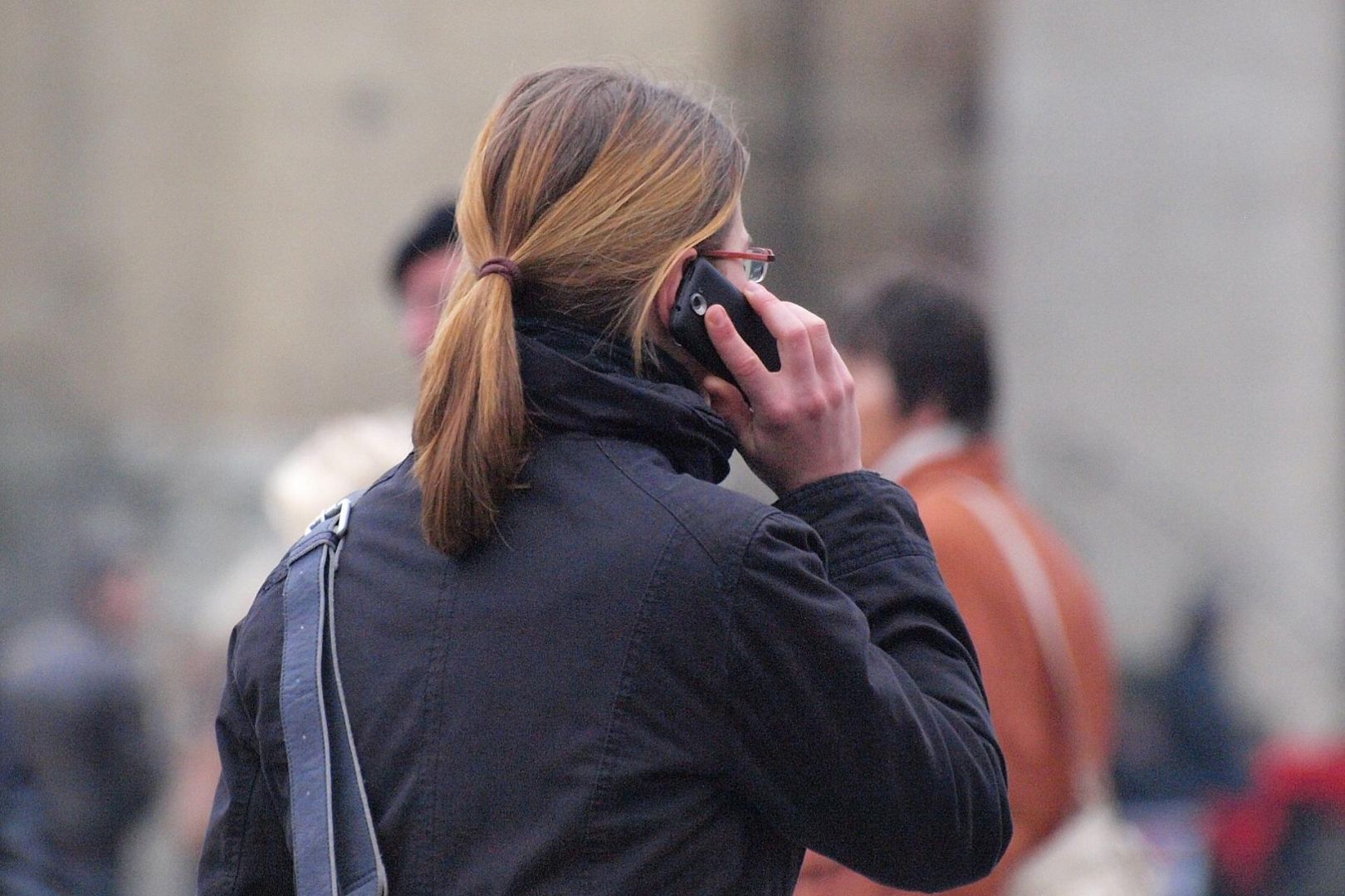 Frau mit Telefon (Archiv)