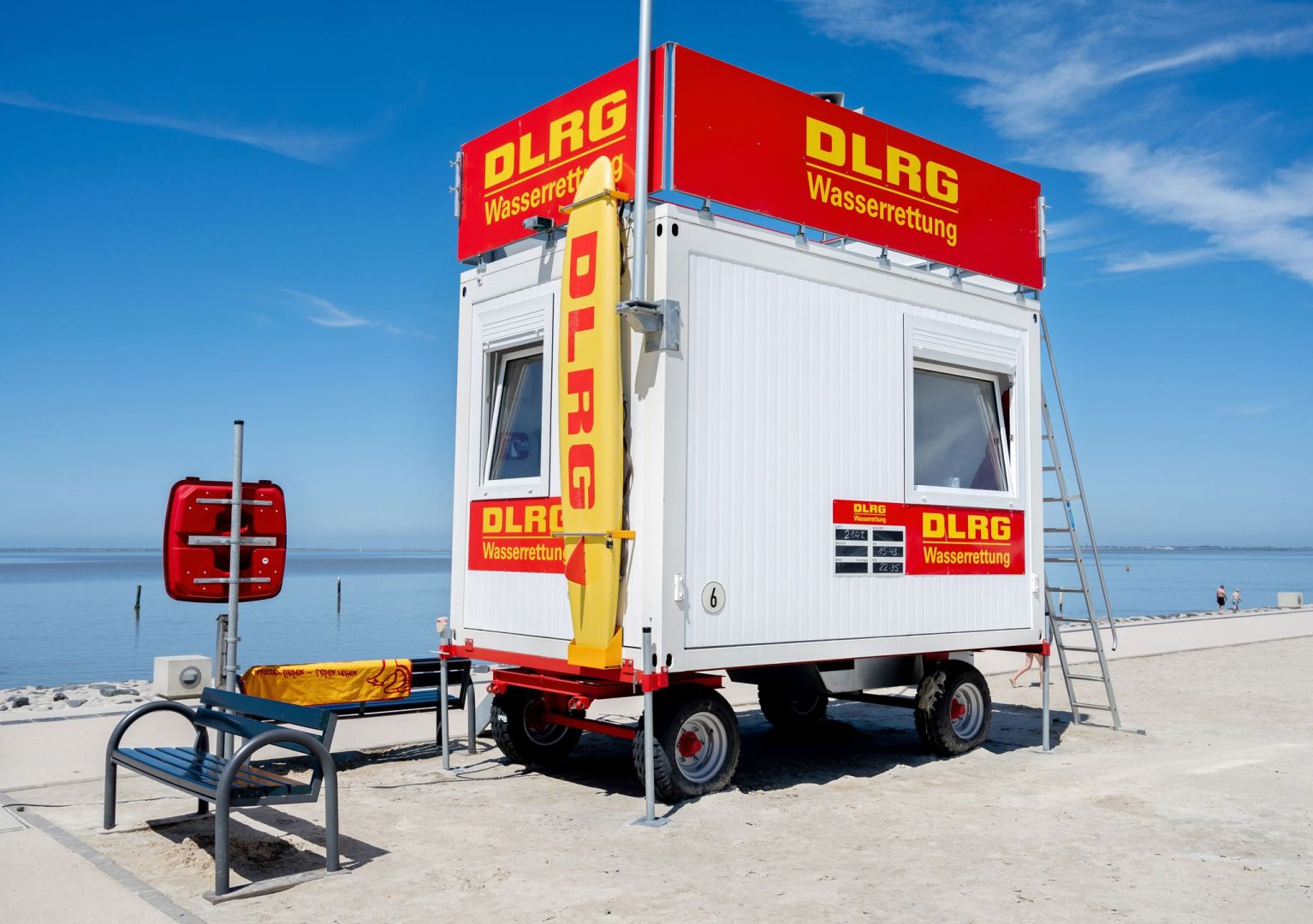 Freiwillige Mitarbeiter der DLRG bewachen viele Badestellen.