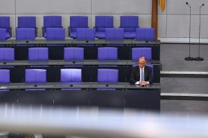 Friedrich Merz alleine auf der Regierungsbank am 06.05.2025