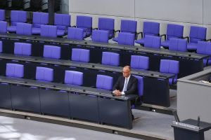 Friedrich Merz alleine auf der Regierungsbank am 06.05.2025